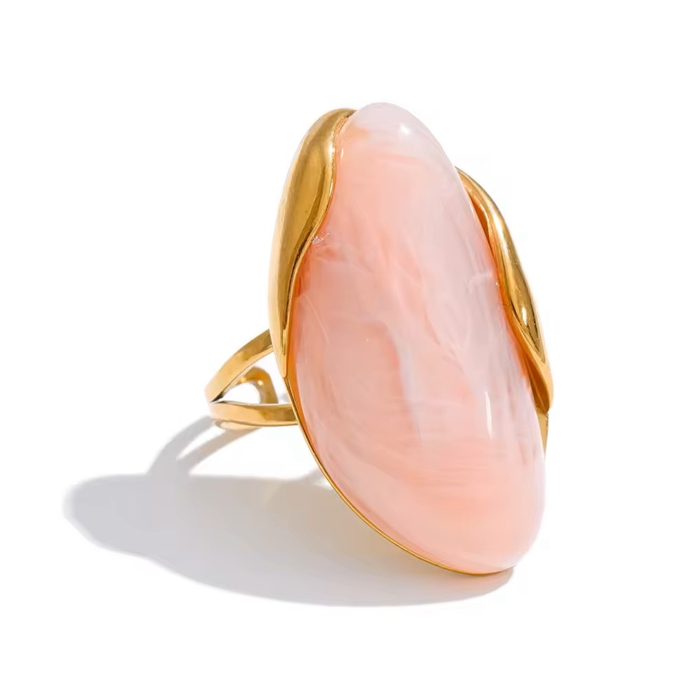 Anel Feminino Dourado com Pedra Laranja de Design Moderno