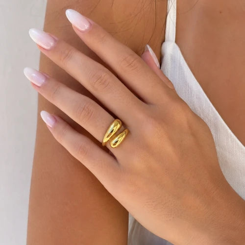 Anel Feminino Dourado Ajustável em Aço com Design Minimalista