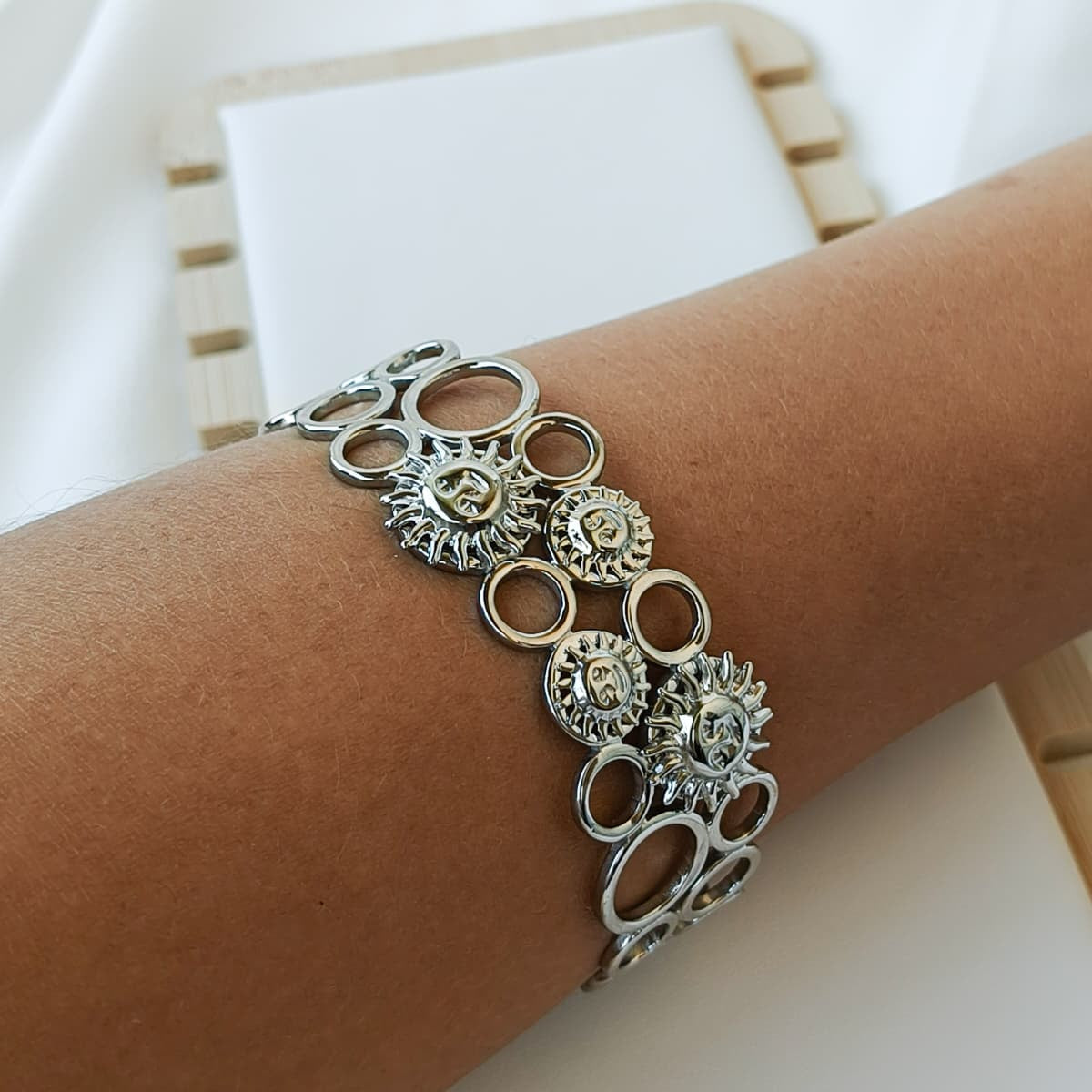 Pulseira Feminina em Aço com Design de Sol e Círculos Vazados
