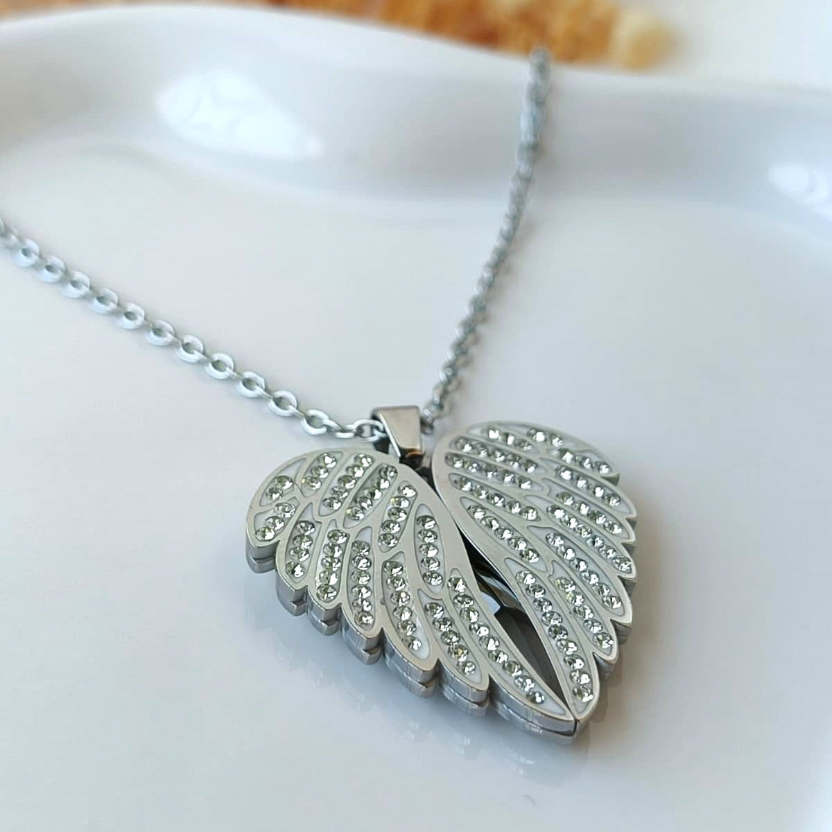 Colar Asas de Anjo com Coração Personalizável em Aço