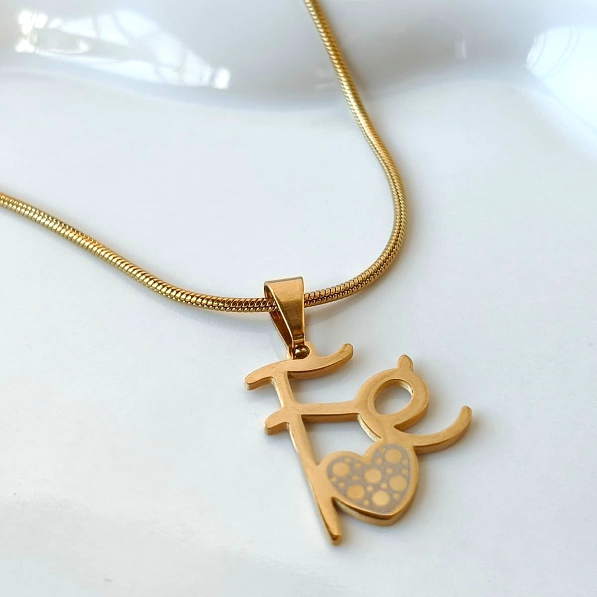 Colar Dourado com Pingente Fé e Coração em Aço Inoxidável