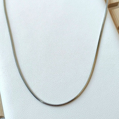 Colare em Aço com Malha Fina e Design Minimalista