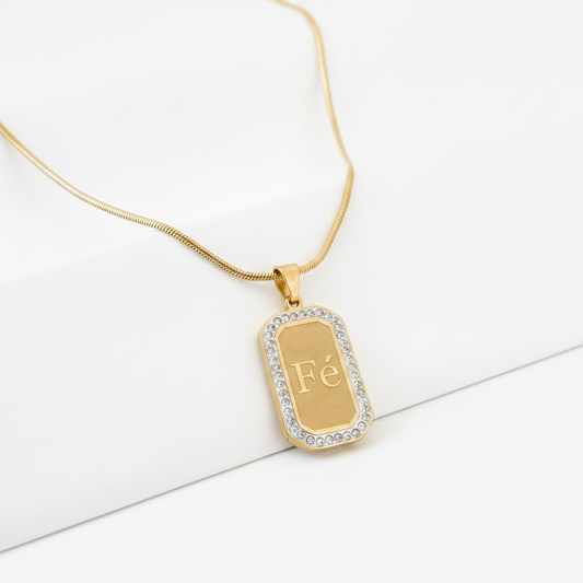 Colar Dourado Placa Fé com Brilhantes em Aço Inoxidável