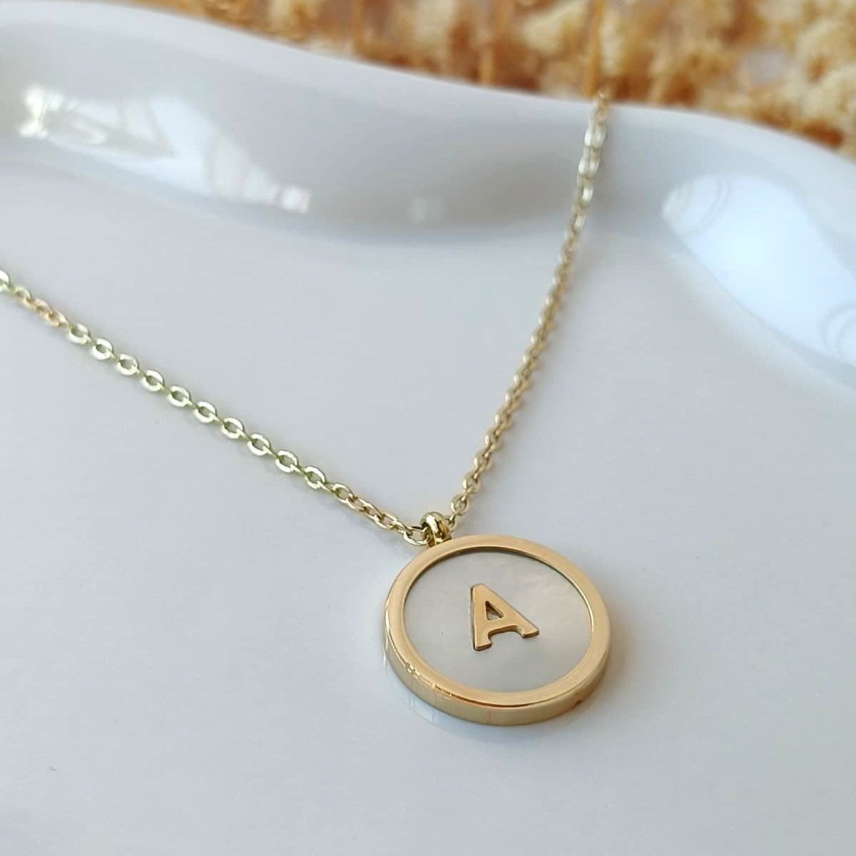 Colar Dourado com Inicial em Madrepérola em Aço Inoxidável