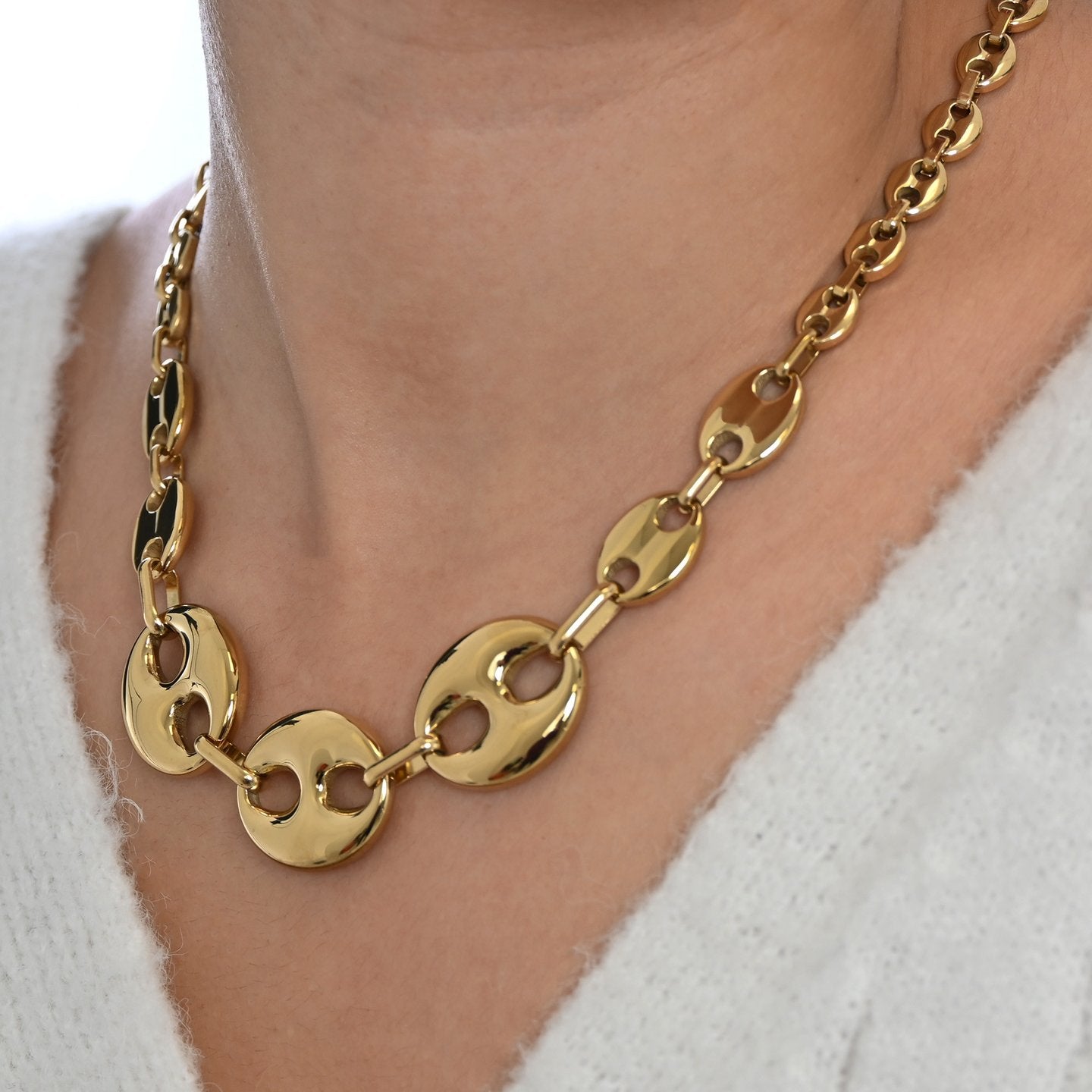 Colar Feminino Dourado com Elos em Design de Grão de Café