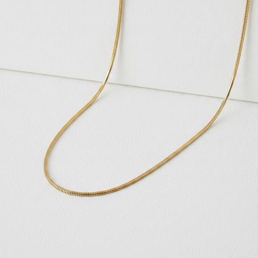 Colare em Aço com Malha Fina e Design Minimalista