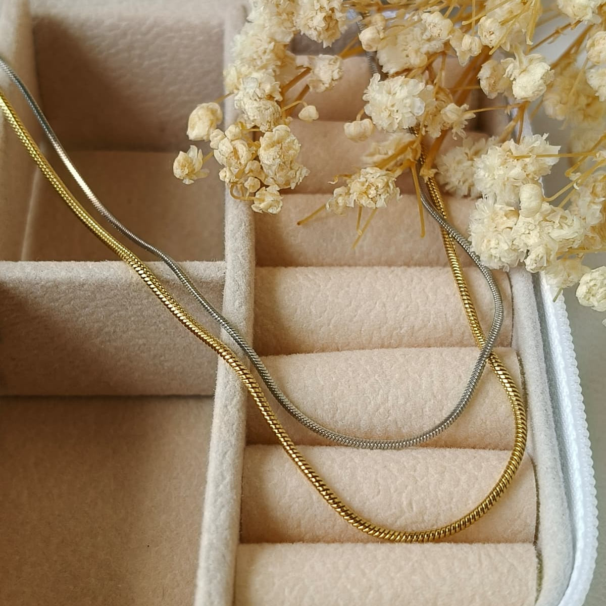 Colare em Aço com Malha Fina e Design Minimalista