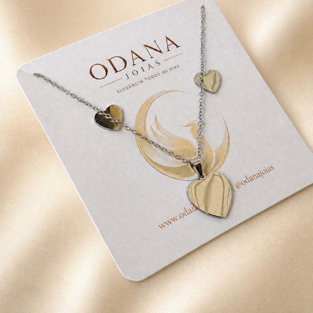 Colar Feminino Prateado Três Corações em Aço Inoxidável