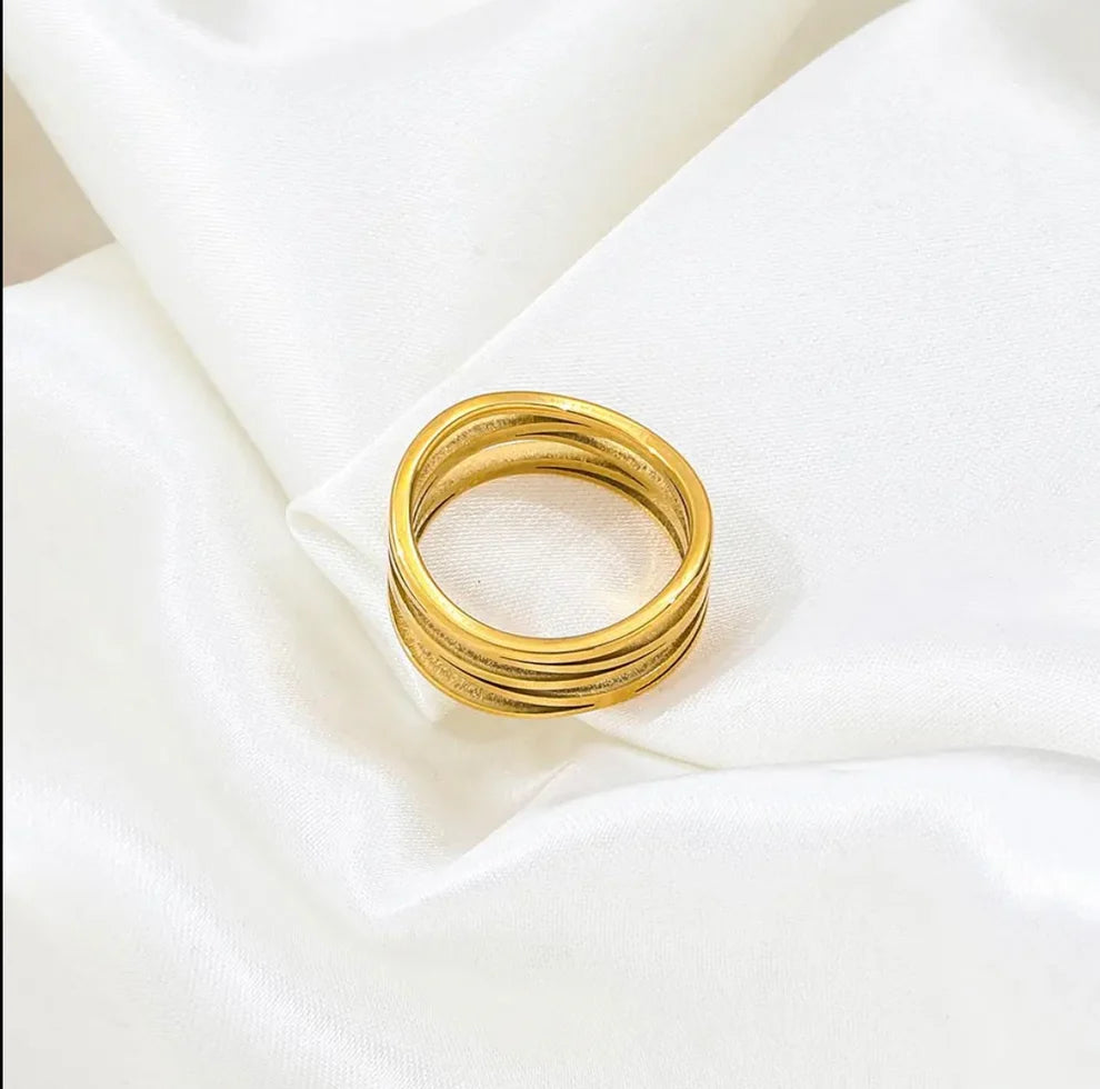 Gold Interlocking Hoop Design Ring