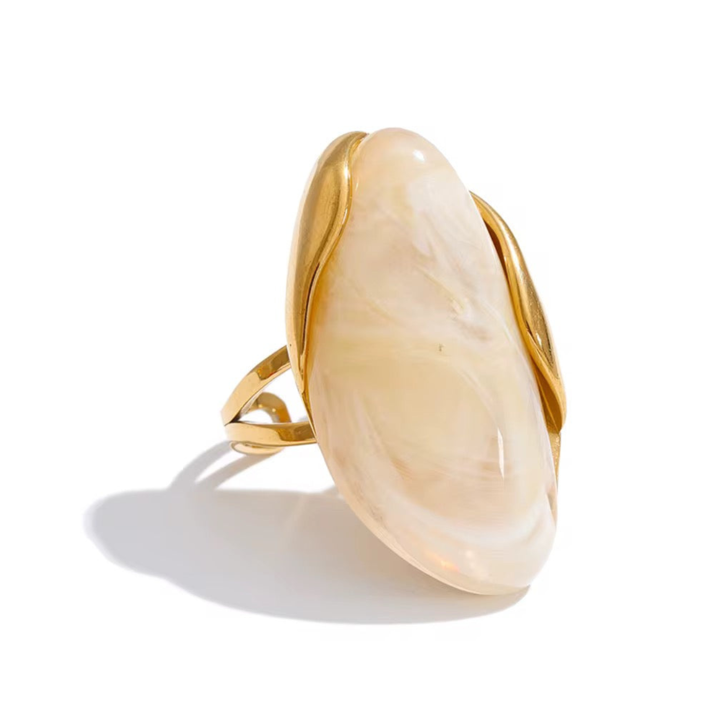 Anel Feminino Dourado com Pedra Laranja de Design Moderno