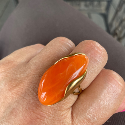 Anel Feminino Dourado com Pedra Laranja de Design Moderno