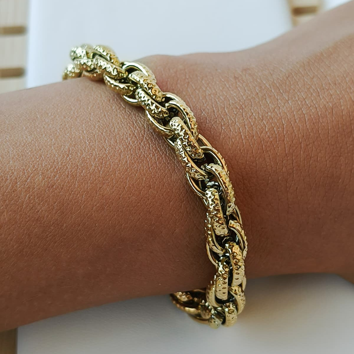 Pulseira Feminina em Aço Dourado com Elos Texturizados