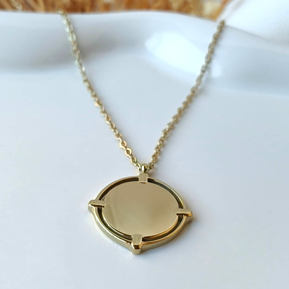 Colar Dourado com Medalha Personalizável em Aço Inoxidável