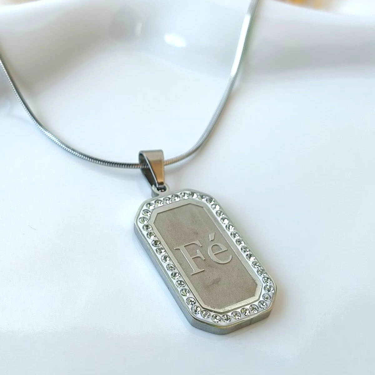 Colar Dourado Placa Fé com Brilhantes em Aço Inoxidável
