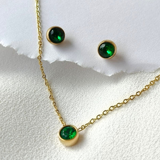 Conjunto em Aço Dourado com Pedras Verdes e Design Minimalista