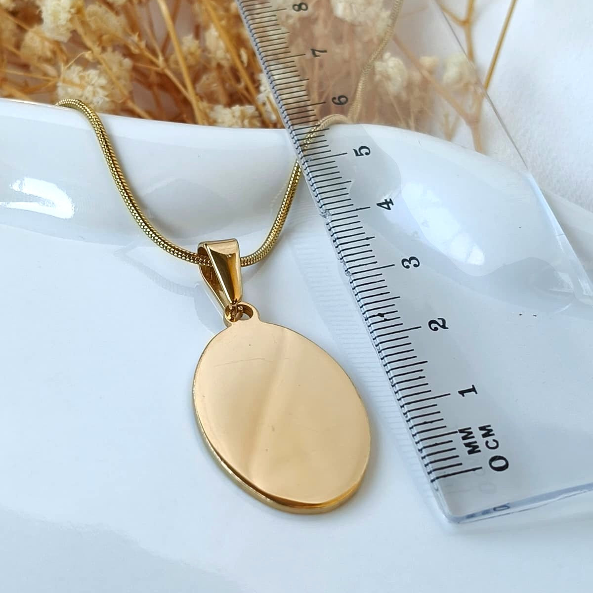 Colar Oval Dourado Personalizável em Aço Inoxidável