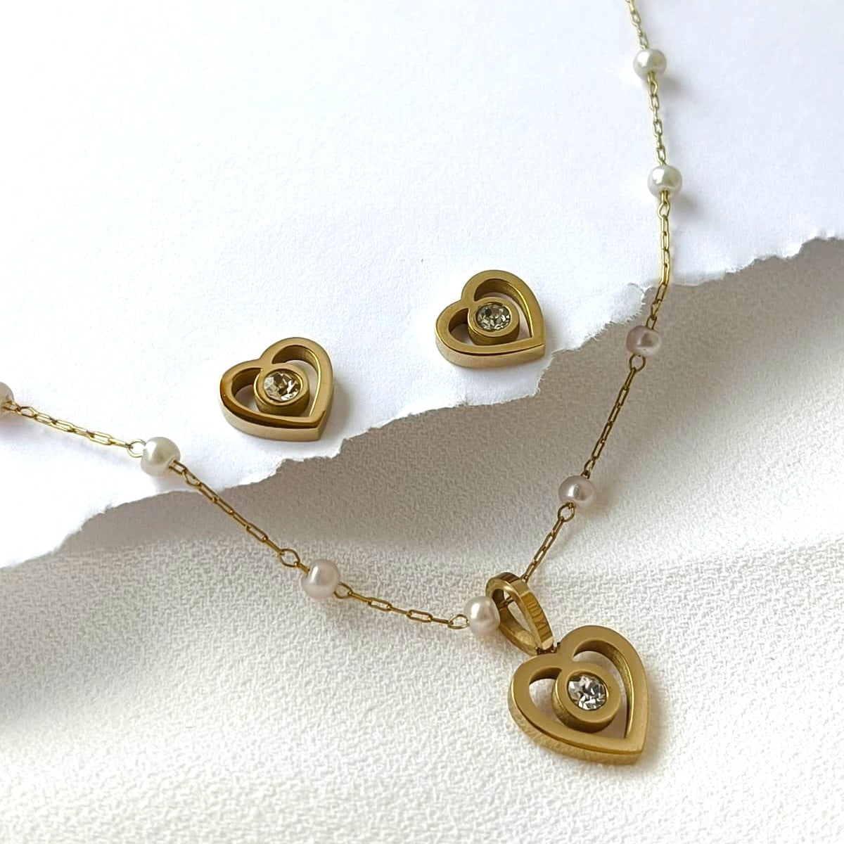 Conjunto em Aço Dourado com Corações e Pérolas Delicadas