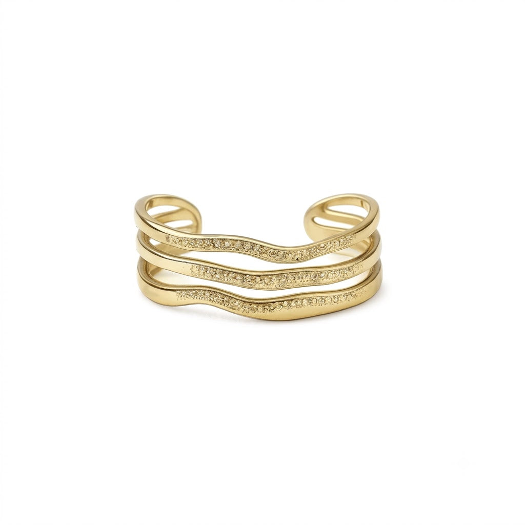 Pulseira Rígida Dourada com Design de Três Linhas Onduladas