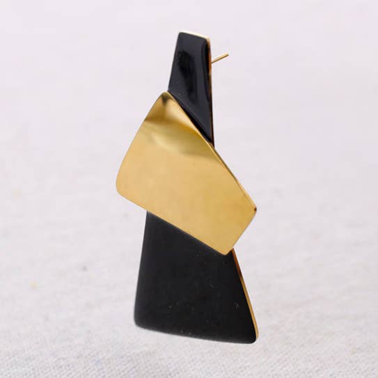 Brincos de esmalte com formas geométricas em aço