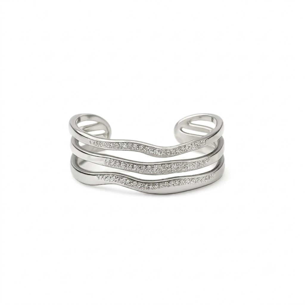 Pulseira Rígida Dourada com Design de Três Linhas Onduladas